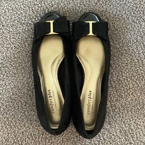 Women's black kitten heels